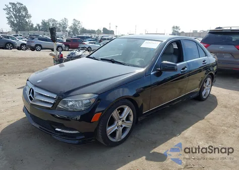 2011 Mercedes-Benz C 300 Luxury/Sport z USA, uszkodzony, nr VIN WDDGF5EB3BR148605